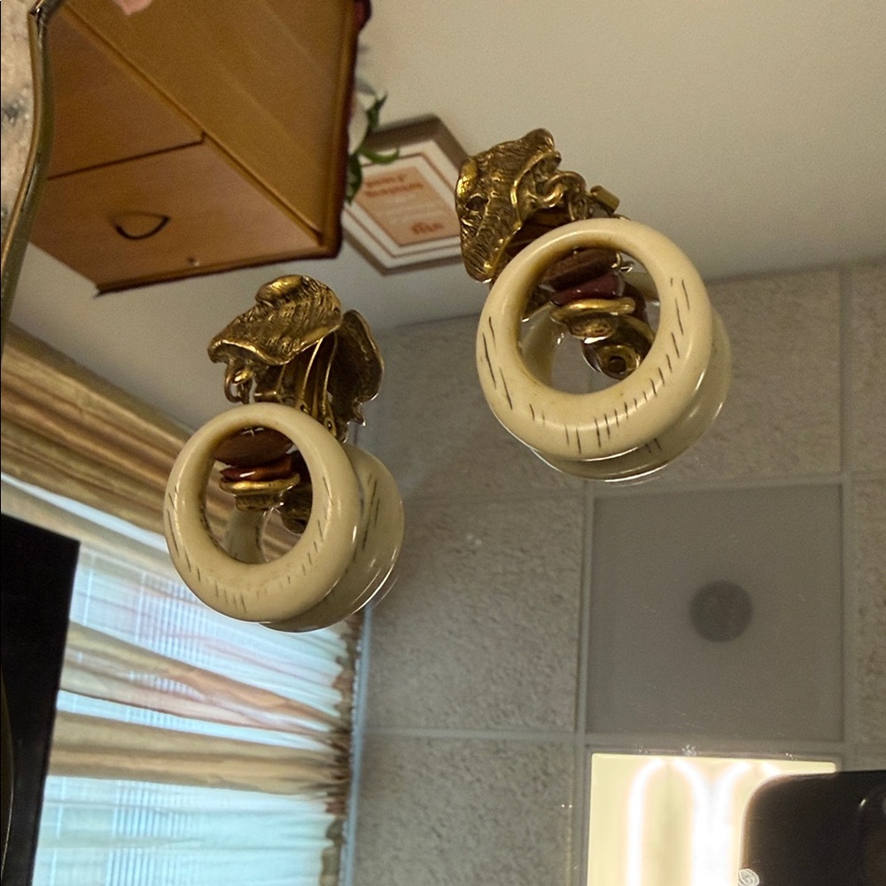 Vintage 1960 Clip ons Gold and Cream Earrings - Picture 3 of 4
